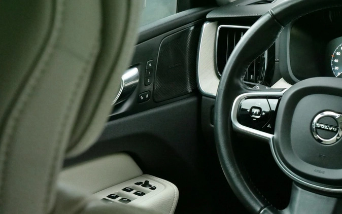 Volvo XC 60 cena 129900 przebieg: 161200, rok produkcji 2019 z Rzgów małe 596
